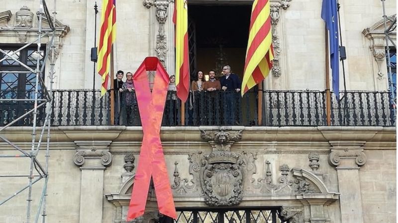 Cort se suma al Día mundial contra el sida y cuelga un lazo rojo en su fachada
