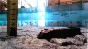 Lo que quedaba de se&ntilde;al sobresal&iacute;a unos cent&iacute;metros