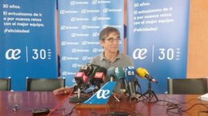 Imagen de la rueda de prensa del t&eacute;cnico bermell&oacute;n, Fernando V&aacute;zquez