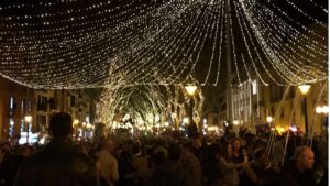 Imagen del encendido de las luces navide&ntilde;as en el Born