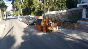 Escombros en plena calle en Calvi&agrave;