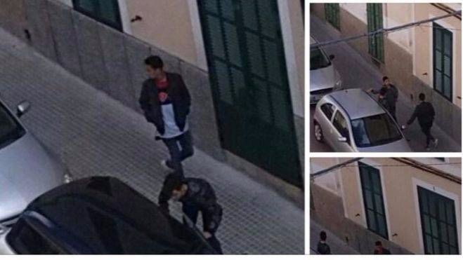 Dos jóvenes asaltando un coche en plena vía pública