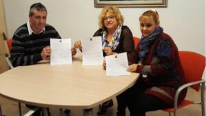 Los tres muestran los escritos