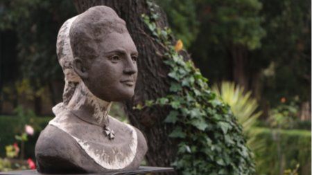 La histórica mallorquina tiene ya su busto en los jardines de Valldemossa