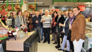 El director general de EROSKI, Alfredo Herr&aacute;ez, junto a productores locales