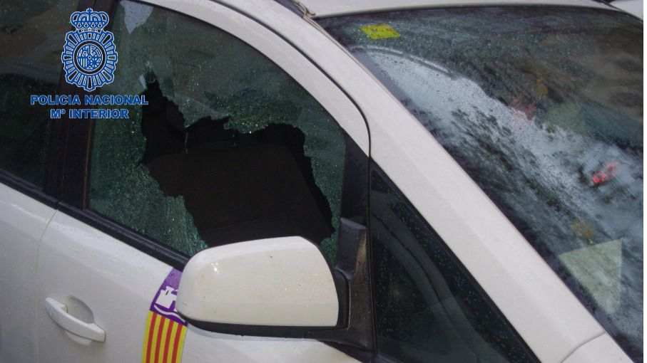 El joven rompía las ventanas de los vehículos