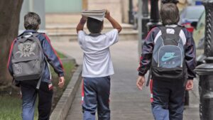ni&ntilde;os saliendo de clase