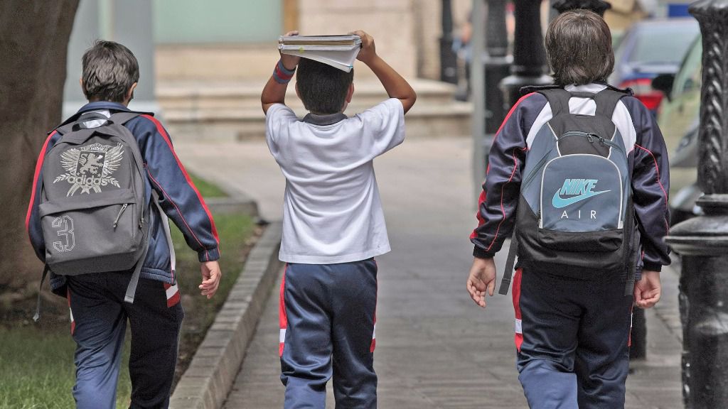 niños saliendo de clase