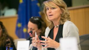 Rosa Estar&agrave;s, eurodiputada popular