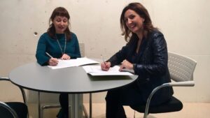 Imagen de la Presidenta Ejecutiva de la FEHM, Inma de Benito y la directora de Es Baluard, Nekane Aramburu.