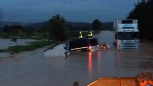 Inundaciones y coches atrapados en la zona de Campos
