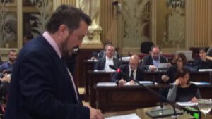 Primer plano de Antoni Camps con Armengol al fondo