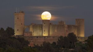 Imagen de la &uacute;ltima luna llena sobre el Castell de Bellver