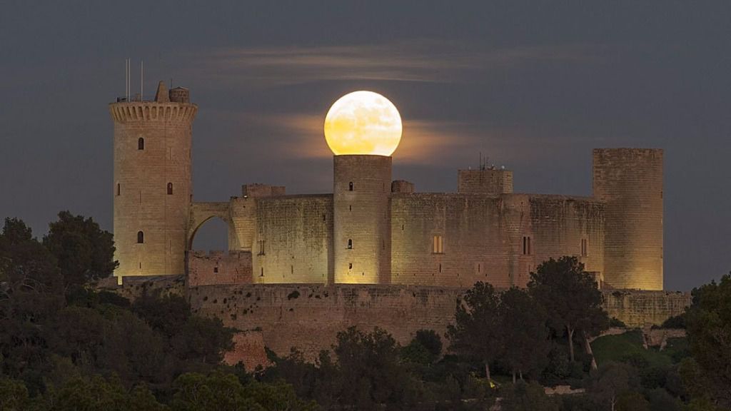 Imagen de la última luna llena sobre el Castell de Bellver