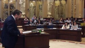 Antoni Camps durante su intervenci&oacute;n en el Pleno