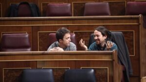 Las dos facciones de Podemos, representadas por Iglesias y Errej&oacute;n