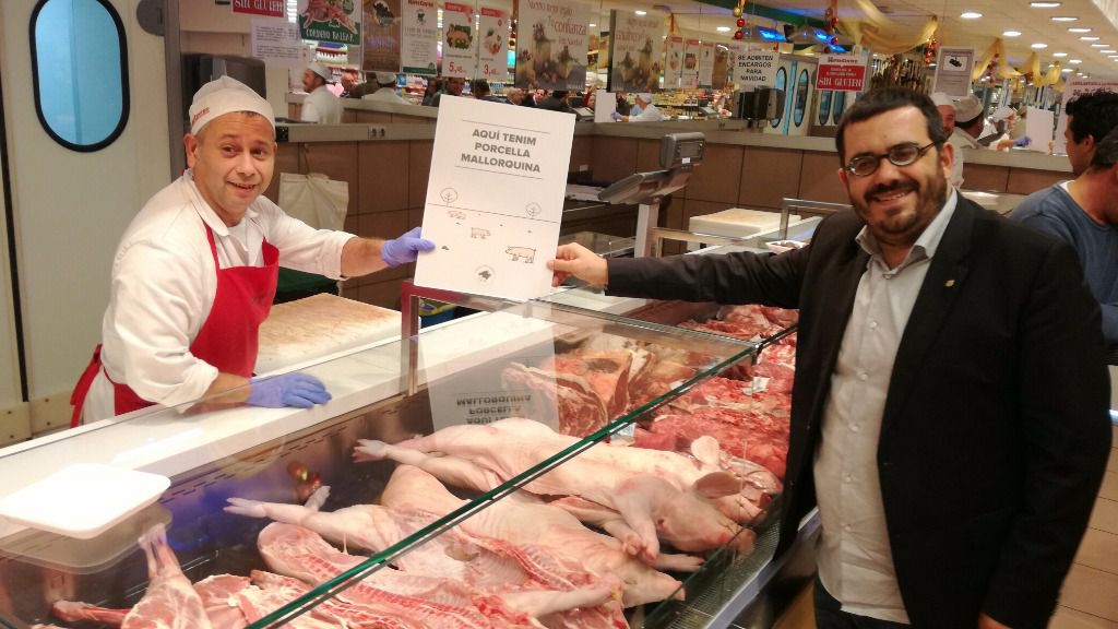 Momento de entrega de los carteles distintivos de 'porcella mallorquina'