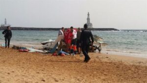 Momento del rescate de las tres personas a bordo de la avioneta