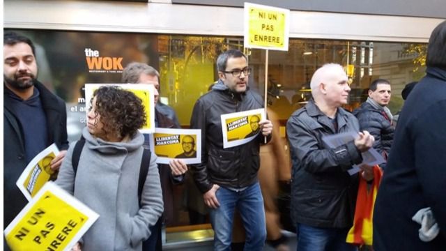 Medio centenar de personas piden en los alrededores del tribunal la libertad de Coma