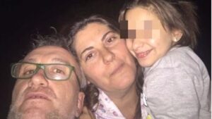 Mantiene en la c&aacute;rcel al padre y la retirada de la patria potestad a la madre