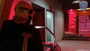 El incendio oblig&oacute; a desalojar a 1.800 personas