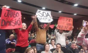 Momentos de tensi&oacute;n antes de recibir al n&uacute;mero 2 de Podemos