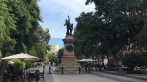 passeig vara de rey estatua