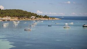 Embarcaciones de recreo fondeadas en la bah&iacute;a de Talamanca