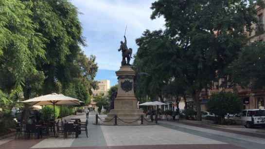 passeig vara de rey estatua
