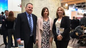 Llu&iacute;s Casals, presidente de Ashome, Maite Salord, presidenta del Consell Insular y &Aacute;gueda Reyn&eacute;s, diputada del PP.