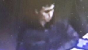 La Polic&iacute;a ha difundido una primera imagen del atacante, que sigue en paradero desconocido