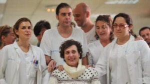 Imagen de Teresa Romero abandonando el hospital