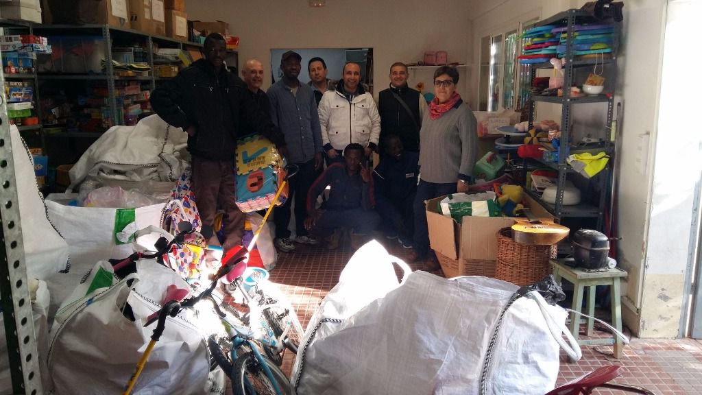 Taxistas de PIMEM junto a representantes del taller de juguetes de Càritas Mallorca y participantes del taller