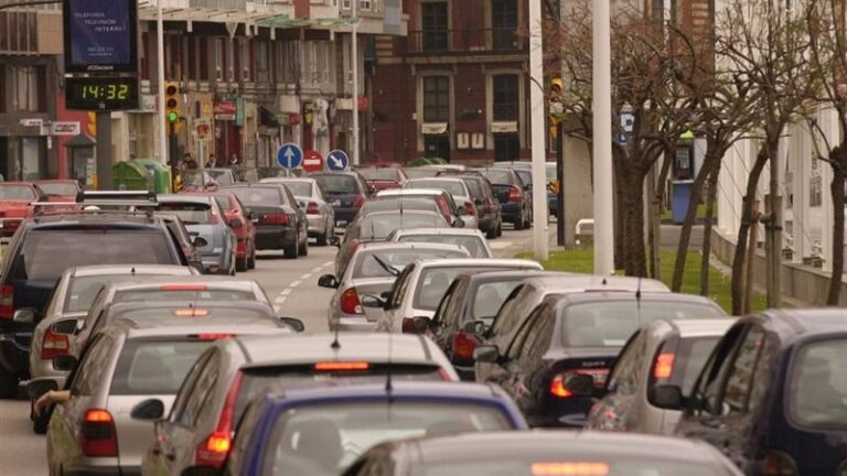 atasco tráfico coches retención