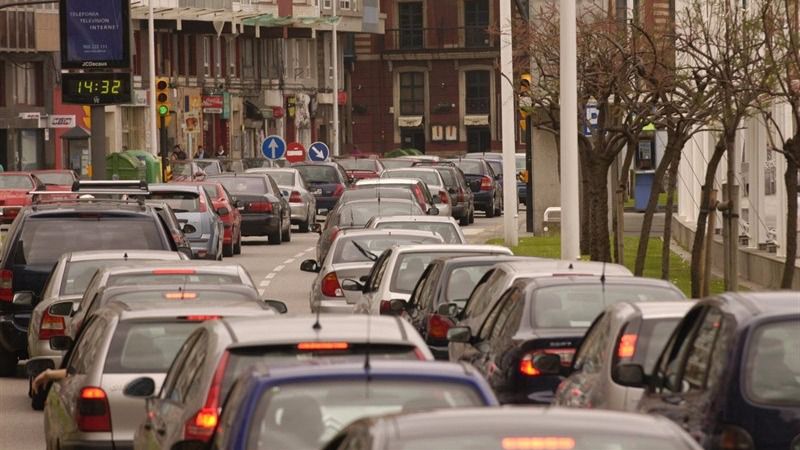 atasco tráfico coches retención