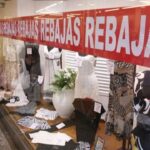 rebajas tienda comercio escaparate