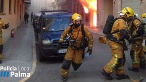 Los Bombers de Palma trabajan en la extinci&oacute;n del fuego