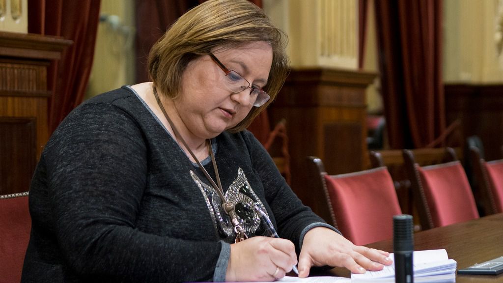 Montserrat Seijas en su escaño del Parlament