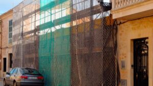 Ten&iacute;a tres ventanas con dintel y alf&eacute;izar moldurado de filete decreciente