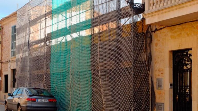 Tenía tres ventanas con dintel y alféizar moldurado de filete decreciente