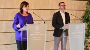 Francina Armengol y Biel Barcel&oacute;, en la Escuela de Hosteler&iacute;a de Balears