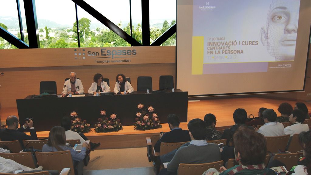 La directora gerente de Son Espases, María Dolores Acón, el director de enfermería, Luis Mariano López, y la subdirectora de enfermería, Teresa Pou