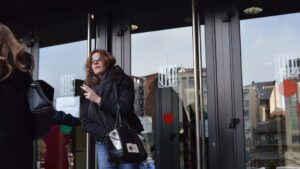 La madre solo puede visitar a Nadia los fines de semana. La peque&ntilde;a permanece con un familiar