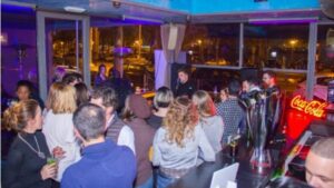 Jaime Perpi&ntilde;&aacute; (La Musicalit&eacute;) durante su concierto en el Thalassa.