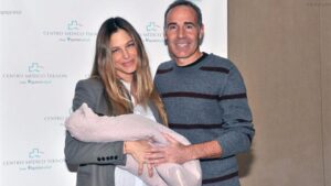 Los padres posan con la peque&ntilde;a a la salida de la cl&iacute;nica