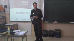 Polic&iacute;a impartiendo el curso