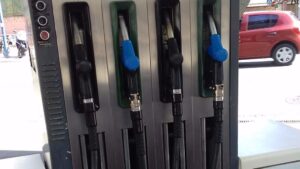 El precio medio del litro de gasolina se situ&oacute; esta semana en 1,246 euros