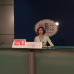 Imagen de la comparecencia del la portavoz adjunta de los socialistas, Bel Oliver