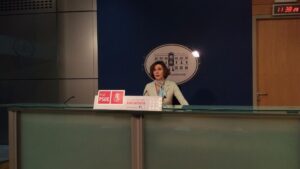 Imagen de la comparecencia del la portavoz adjunta de los socialistas, Bel Oliver