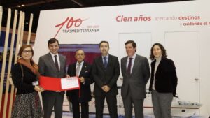 El Director Comercial de Trasmediterr&aacute;nea, Miguel Pardo y el Director de Pasaje, Ignacio Maldonado junto a la Directora de Fitur y miembros del jurado